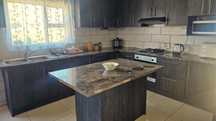 4 Bedroom Property for Sale in Louwville Western Cape